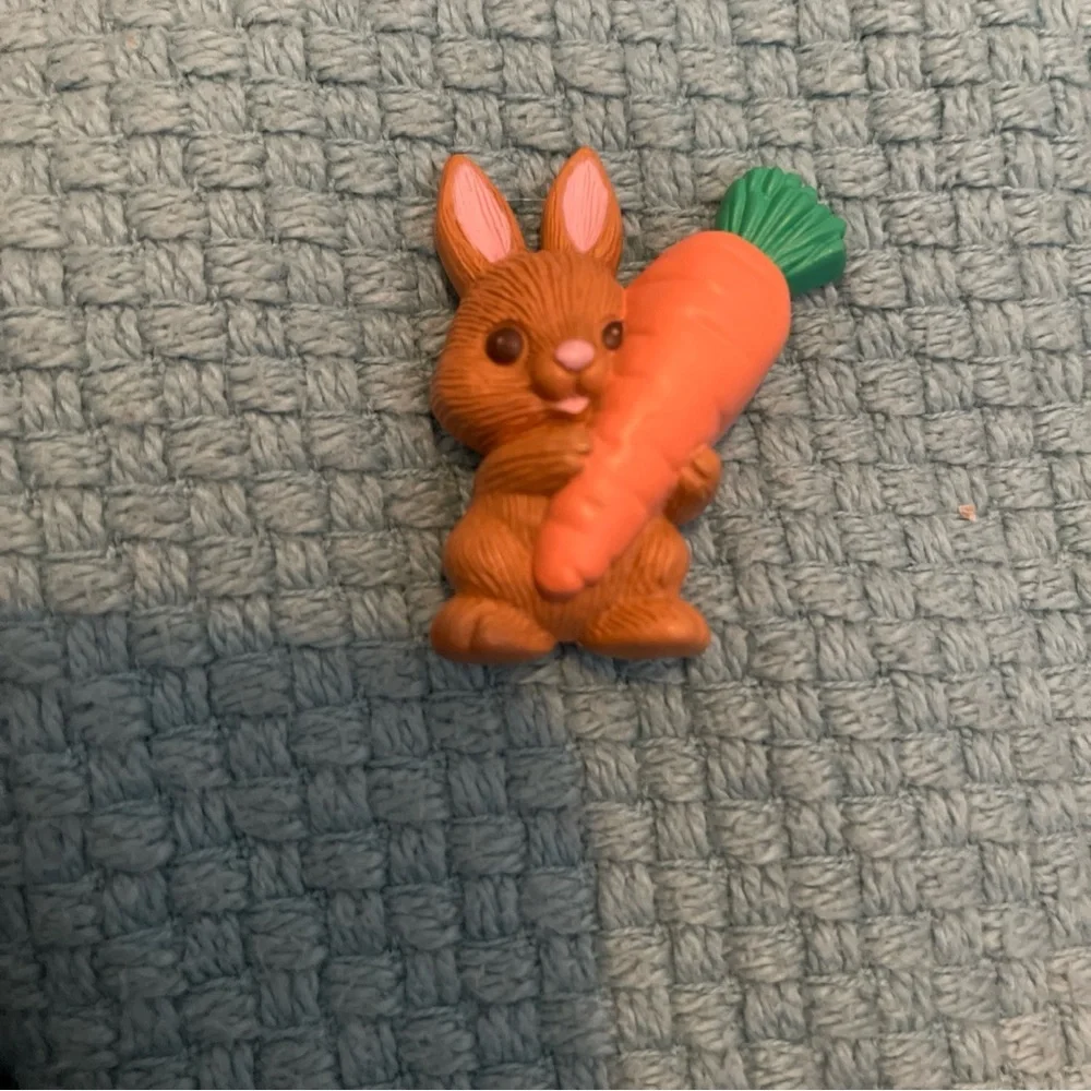 Hallmark Pin Easter Vintage Cute Rabbit Carrot Easter Bunny 1992 Brooch